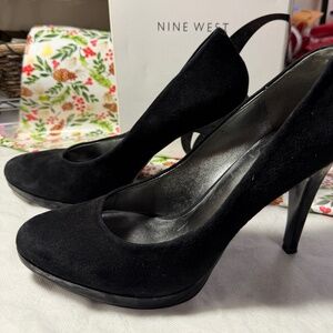 LIKE NEW Nine West Black Suede Platform Pumps 8.5M WITH BOX